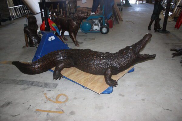 Alligator fountain - Bronze Statue -  Size: 77"L x 34"W x 18"H.