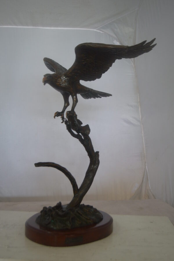 Osprey Eagle Bronze Statue by Carl Wagner  -  Size: 28"L x 14"W x 28"H. - Image 3
