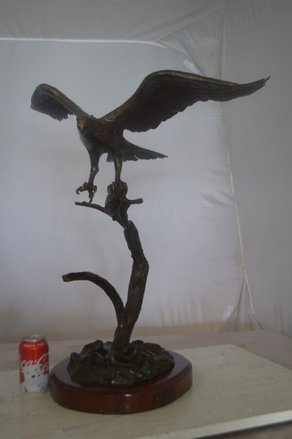 Osprey Eagle Bronze Statue by Carl Wagner  -  Size: 28"L x 14"W x 28"H. - Image 4