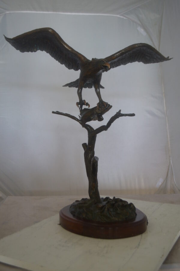 Osprey Eagle Bronze Statue by Carl Wagner  -  Size: 28"L x 14"W x 28"H. - Image 6