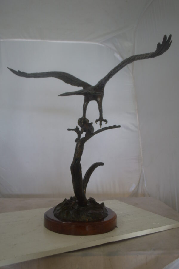 Osprey Eagle Bronze Statue by Carl Wagner  -  Size: 28"L x 14"W x 28"H. - Image 9