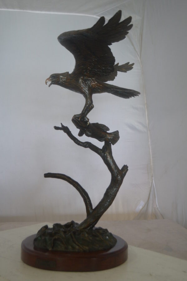 Osprey Eagle Bronze Statue by Carl Wagner  -  Size: 28"L x 14"W x 28"H. - Image 11