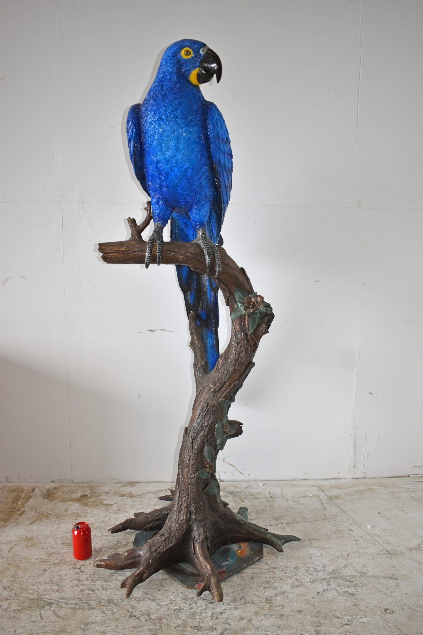 macaw parrot statue
