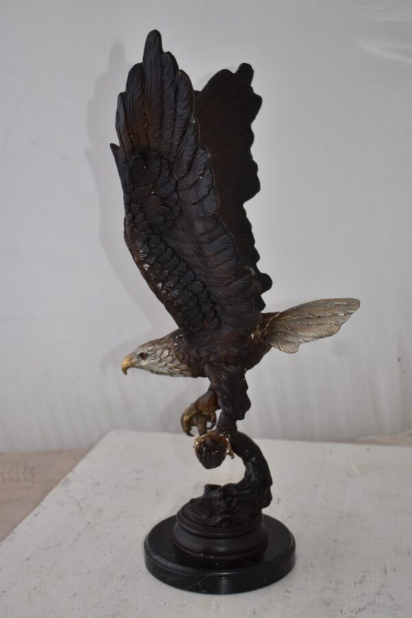Eagle Holding His Fish Prey Flying Away Bronze Statue Size: 14" x 11" x 23"H - Image 9